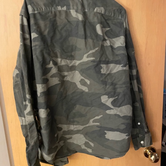 Ladies camo button up top - Picture 2 of 4